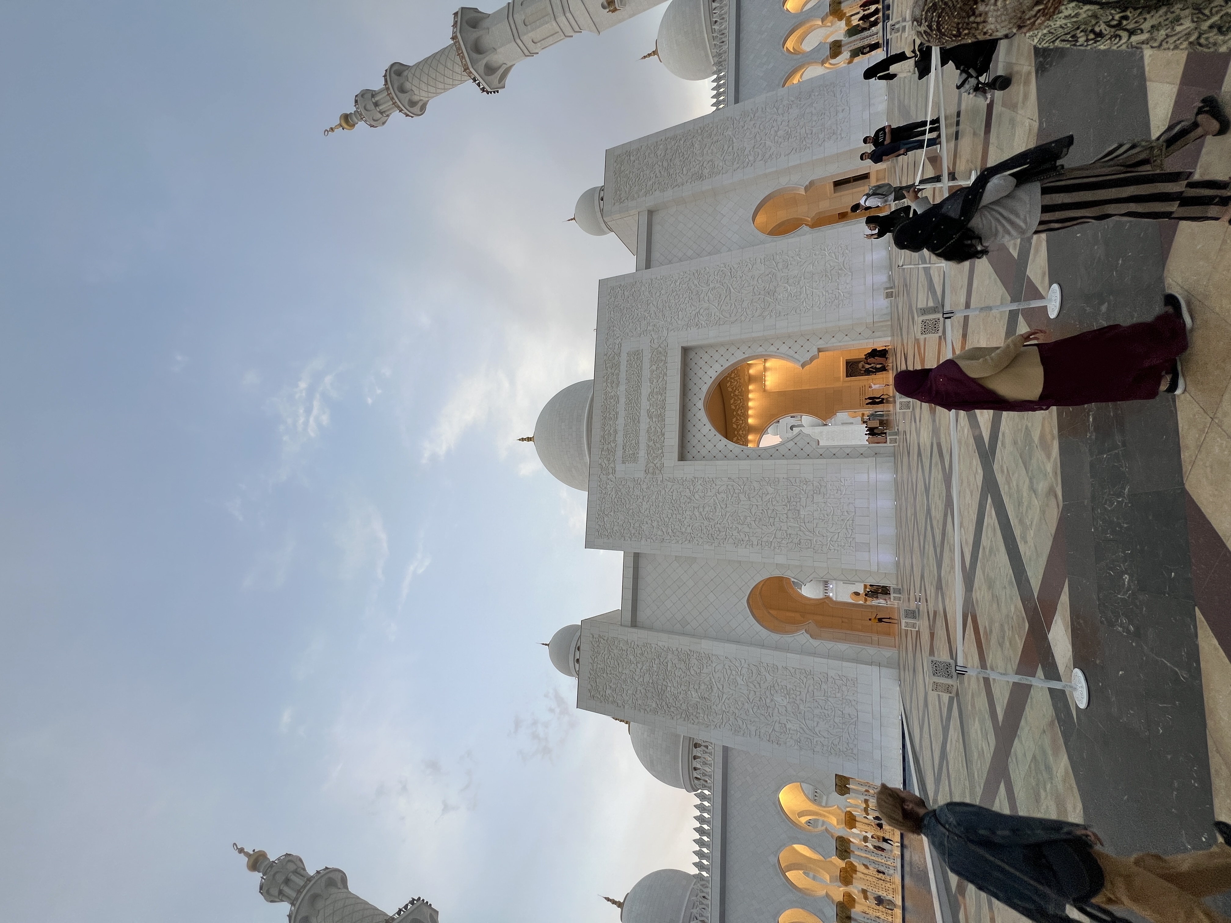 <h2 data-start="243" data-end="333" style="font-size: 2rem; color: rgb(87, 87, 87); white-space-collapse: preserve-breaks;"><span style="font-size: 16px;"><span style="font-weight: 600;">🌟 Экскурсия в Абу-Даби на целый день – роскошь Востока и магия Голливуда в одном туре!</span></span></h2><p><span style="color: rgb(87, 87, 87); white-space-collapse: preserve-breaks;">Откройте для себя Абу-Даби — столицу ОАЭ, где великолепие арабской архитектуры сочетается с ультрасовременным искусством и атмосферой Голливуда! Вас ждет насыщенный день, полные открытий, фотогеничных локаций и восточного шарма.</span></p><p><span style="font-size: 16px; color: rgb(87, 87, 87); white-space-collapse: preserve-breaks;">📌Программа экскурсий:</span></p><p><span style="font-weight: bolder; color: rgb(87, 87, 87); white-space-collapse: preserve-breaks;">1️⃣ Лувр Абу-Даби — фото стоп</span></p><p data-start="599" data-end="885" style="margin-bottom: 0.5rem; color: rgb(87, 87, 87); white-space-collapse: preserve-breaks;"><font style="vertical-align: inherit;">Один из самых впечатляющих музеев мира, построенных в стране с Францией. Здесь под крышей, словно парящие в воздухе, собраны шедевры искусства всего света — от древних цивилизаций до современности. Само здание уже произведение искусства!</font></p><p data-start="599" data-end="885" style="margin-bottom: 0.5rem; color: rgb(87, 87, 87); white-space-collapse: preserve-breaks;"><font style="vertical-align: inherit;"><br></font></p><p><span data-start="887" data-end="924" style="color: rgb(87, 87, 87); white-space-collapse: preserve-breaks; font-weight: bolder;">2️⃣ Мечеть Шейха Заида —&nbsp;</span><span style="color: rgb(87, 87, 87); white-space-collapse: preserve-breaks; font-weight: bolder;"> внутри</span><font style="color: rgb(87, 87, 87); white-space-collapse: preserve-breaks; vertical-align: inherit;"><span data-start="887" data-end="924" style="font-weight: bolder;">&nbsp;1,5 часа.</span></font><span style="color: rgb(87, 87, 87); white-space-collapse: preserve-breaks; font-weight: bolder;">&nbsp;</span></p><p data-start="887" data-end="1167" style="margin-bottom: 0.5rem; color: rgb(87, 87, 87); white-space-collapse: preserve-breaks;"><font style="vertical-align: inherit;">
Одна из самых красивых мечетей мира — сверкающее мрамором чудо с 82 куполами, золотыми часами и самым большим ковром на планете. Женщинам предоставляются бесплатные абайи для посещения. Это не просто мечеть — это символ мира и единства!</font></p><p><span style="color: rgb(87, 87, 87); white-space-collapse: preserve-breaks;">
</span></p><p data-start="1169" data-end="1424" style="margin-bottom: 0.5rem; color: rgb(87, 87, 87); white-space-collapse: preserve-breaks;"><span data-start="1169" data-end="1217" style="font-weight: bolder;">3️⃣ Каср Аль-Ватан (дворец шейха) — фото стоп</span><br data-start="1217" data-end="1220"><font style="vertical-align: inherit;">
Настоящая арабская часовая сказка! Великолепный дворец, открытый для посетителей, где вы узнаете о государственной системе ОАЭ, погрузитесь в восточную культуру и прогуляйтесь по залам, сияющим золотом и мозаикой!</font></p><p><span style="color: rgb(87, 87, 87); white-space-collapse: preserve-breaks;">
</span></p><p data-start="1426" data-end="1606" style="margin-bottom: 0.5rem; color: rgb(87, 87, 87); white-space-collapse: preserve-breaks;"><span data-start="1426" data-end="1460" style="font-weight: bolder;">4️⃣ Emirates Palace — фото стоп</span><br data-start="1460" data-end="1463"><font style="vertical-align: inherit;">
Легендарный отель-дворец, в котором останавливаются мировые лидеры и звезды. Мы делаем остановку для фото у главного символа роскоши Эмиратов!</font></p><p><span style="color: rgb(87, 87, 87); white-space-collapse: preserve-breaks;">
</span></p><p data-start="1608" data-end="1759" style="margin-bottom: 0.5rem; color: rgb(87, 87, 87); white-space-collapse: preserve-breaks;"><span data-start="1608" data-end="1658" style="font-weight: bolder;">5️⃣ Киногородок из фильма «Форсаж» — фото стоп</span><br data-start="1658" data-end="1661"><font style="vertical-align: inherit;">
Любите скорость? Узнайте локации, где снимались сцены одного из самых зрелищных блокбастеров мира!</font></p><p><span style="color: rgb(87, 87, 87); white-space-collapse: preserve-breaks;">
</span></p><p data-start="1761" data-end="1914" style="margin-bottom: 0.5rem; color: rgb(87, 87, 87); white-space-collapse: preserve-breaks;"><span data-start="1761" data-end="1813" style="font-weight: bolder;">6️⃣ Пейзажи из фильма «Безумный Макс» — фото стоп</span><br data-start="1813" data-end="1816"><font style="vertical-align: inherit;">
Погрузитесь в атмосферу постапокалиптического драйва — пустынные просторы, которые оживает в кино.</font></p><p><span style="color: rgb(87, 87, 87); white-space-collapse: preserve-breaks;">
</span></p><p data-start="1916" data-end="2117" style="margin-bottom: 0.5rem; color: rgb(87, 87, 87); white-space-collapse: preserve-breaks;"><span data-start="1916" data-end="1955" style="font-weight: bolder;">7️⃣ Рынок фиников — свободное время</span><br data-start="1955" data-end="1958"><font style="vertical-align: inherit;">
Восточные сладости, ароматные специи и знаменитые финики — здесь можно не только попробовать, но и приобрести дары Востока домой. Отличное место для сувениров!</font></p><p><span style="color: rgb(87, 87, 87); font-size: 16px; white-space-collapse: preserve-breaks;">ℹ️ Важная информация:</span></p><p><font style="color: rgb(87, 87, 87); white-space-collapse: preserve-breaks; vertical-align: inherit;">✅ </font><span data-start="2153" data-end="2212" style="color: rgb(87, 87, 87); white-space-collapse: preserve-breaks; font-weight: bolder;">Время выезда зависит от эмирата, в котором вы отдыхаете</span><font style="color: rgb(87, 87, 87); white-space-collapse: preserve-breaks; vertical-align: inherit;"> — мы сообщаем его при бронировании.</font></p><p data-start="2151" data-end="2504" style="margin-bottom: 0.5rem; color: rgb(87, 87, 87); white-space-collapse: preserve-breaks;"><font style="vertical-align: inherit;">
✅ </font><span data-start="2252" data-end="2314" style="font-weight: bolder;">Стоимость экскурсий также зависит от вашего местоположения</span><font style="vertical-align: inherit;"> — напишите нам, и мы быстро всё рассчитаем.</font><br data-start="2358" data-end="2361"><font style="vertical-align: inherit;">
✅ </font><span data-start="2363" data-end="2438" style="font-weight: bolder;">У нас есть все лицензии, страховки и разрешения на проведение экскурсий</span><font style="vertical-align: inherit;"> — безопасность и комфорт гарантированы.</font><br data-start="2478" data-end="2481"><font style="vertical-align: inherit;">
✅Условия </font><span data-start="2483" data-end="2502" style="font-weight: bolder;">оплаты:</span></p><p data-start="2151" data-end="2504" style="margin-bottom: 0.5rem; color: rgb(87, 87, 87); white-space-collapse: preserve-breaks;"><font style="vertical-align: inherit;">- до 3-х лет — </font><span data-start="2520" data-end="2533" style="font-weight: bolder;">бесплатно</span><font style="vertical-align: inherit;"> ,</font></p><p data-start="2151" data-end="2504" style="margin-bottom: 0.5rem; color: rgb(87, 87, 87); white-space-collapse: preserve-breaks;"><font style="vertical-align: inherit;">- от 3 до 10 лет — </font><span data-start="2556" data-end="2573" style="font-weight: bolder;">детский тариф</span><font style="vertical-align: inherit;"> ,</font></p><p data-start="2151" data-end="2504" style="margin-bottom: 0.5rem; color: rgb(87, 87, 87); white-space-collapse: preserve-breaks;"><font style="vertical-align: inherit;">- от 10 лет — </font><span data-start="2591" data-end="2609" style="font-weight: bolder;">взрослый тариф</span><font style="vertical-align: inherit;"> .</font></p><p><span style="font-size: 16px; color: rgb(87, 87, 87); white-space-collapse: preserve-breaks;"><br></span></p><p><span style="font-size: 16px; color: rgb(87, 87, 87); white-space-collapse: preserve-breaks;">💬 Почему стоит поехать с нами?</span><span style="color: rgb(87, 87, 87); white-space-collapse: preserve-breaks;">&nbsp;</span></p><h3 data-start="2617" data-end="2652" style="font-size: 1.75rem; color: rgb(87, 87, 87); white-space-collapse: preserve-breaks;"><span style="font-size: 13px;">- Комфортабельные автобусы с кондиционером.</span></h3><h3 data-start="2617" data-end="2652" style="font-size: 1.75rem; color: rgb(87, 87, 87); white-space-collapse: preserve-breaks;"><span style="font-size: 13px;">-&nbsp; </span><span style="font-size: 13px;">Опытные русскоязычные гиды</span></h3><h3 data-start="2617" data-end="2652" style="font-size: 1.75rem; color: rgb(87, 87, 87); white-space-collapse: preserve-breaks;"><span style="font-size: 13px;">-&nbsp; </span><span style="font-size: 13px;">Отличная сбалансированная программа: искусство, история, архитектура, кино и шопинг.</span></h3><h3 data-start="2617" data-end="2652" style="font-size: 1.75rem; color: rgb(87, 87, 87); white-space-collapse: preserve-breaks;"><span style="font-size: 13px;">-&nbsp; </span><span style="font-size: 13px;">Яркие фото и впечатления!</span></h3><h3 data-start="2617" data-end="2652" style="font-size: 1.75rem; color: rgb(87, 87, 87); white-space-collapse: preserve-breaks;"><span style="font-size: 13px;">Забронируйте уникальное путешествие в сердце ОАЭ уже сегодня — количество мест ограничено!</span></h3><h3 data-start="2617" data-end="2652" style="font-size: 1.75rem; color: rgb(87, 87, 87); white-space-collapse: preserve-breaks;"><span style="font-size: 13px;">📲 Напишите нам в мессенджер или оставьте заявку на сайте.</span></h3>